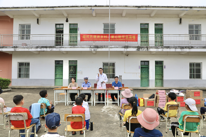 结对共建进乡村，爱心助力送温暖——口腔颌面外科赴南宁市坛棍小学开展捐赠活动 第 1 张