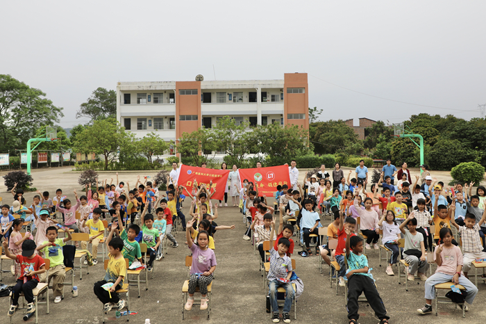 结对共建进乡村，爱心助力送温暖——口腔颌面外科赴南宁市坛棍小学开展捐赠活动 第 4 张