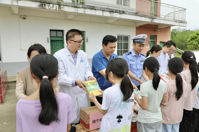 结对共建进乡村，爱心助力送温暖——口腔颌面外科赴南宁市坛棍小学开展捐赠活动 第 2 张