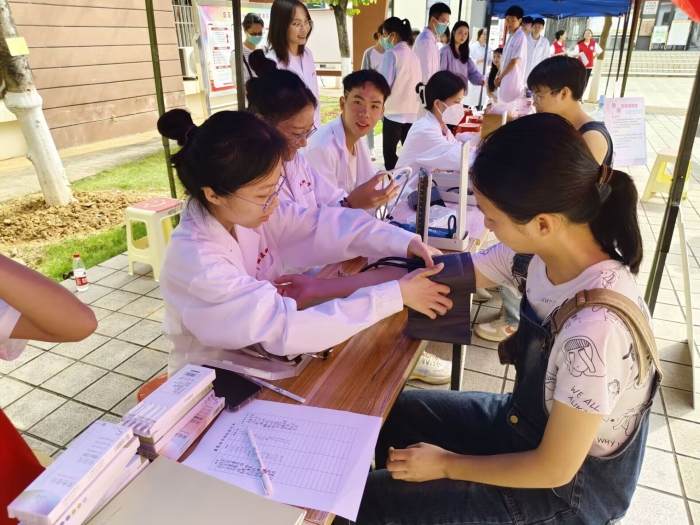 【3·20世界口腔健康日】口腔健康 笑容一生绽放——公司师生在必威武鸣校区开展口腔健康宣教活动 第 4 张