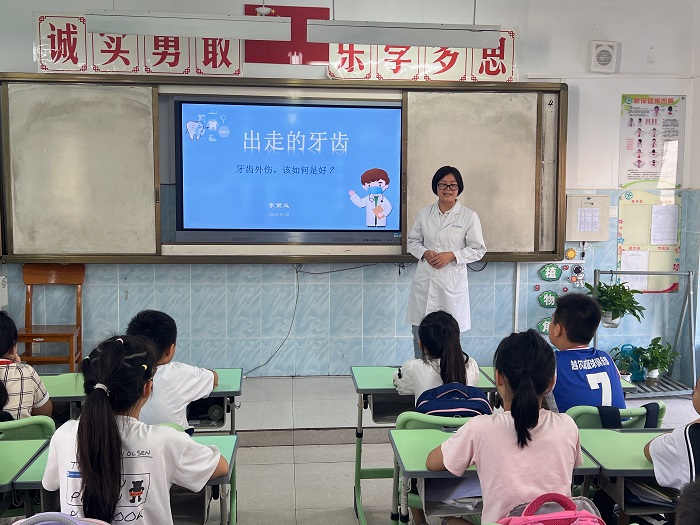 【9·20爱牙日】灿烂笑容 从“齿”开始—— 公司“爱牙日”活动点亮小学课堂 第 1 张